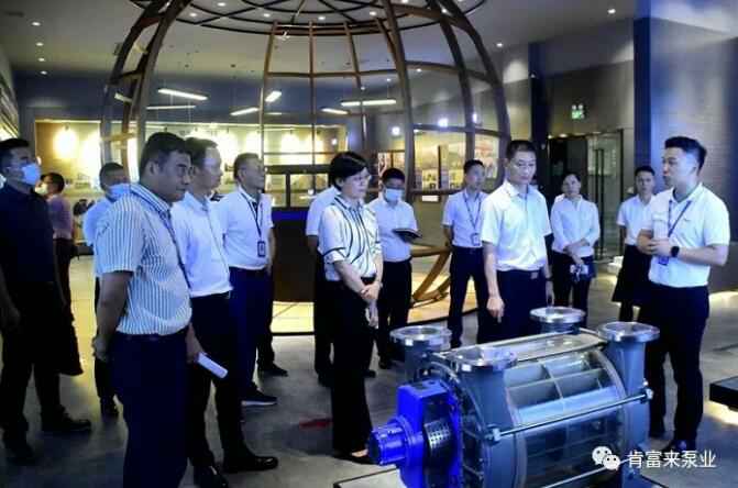 公司董事长、总经理陈迪(右一)向李军区长(右二)一行介绍星空网站网页版入口-星空(中国)产品